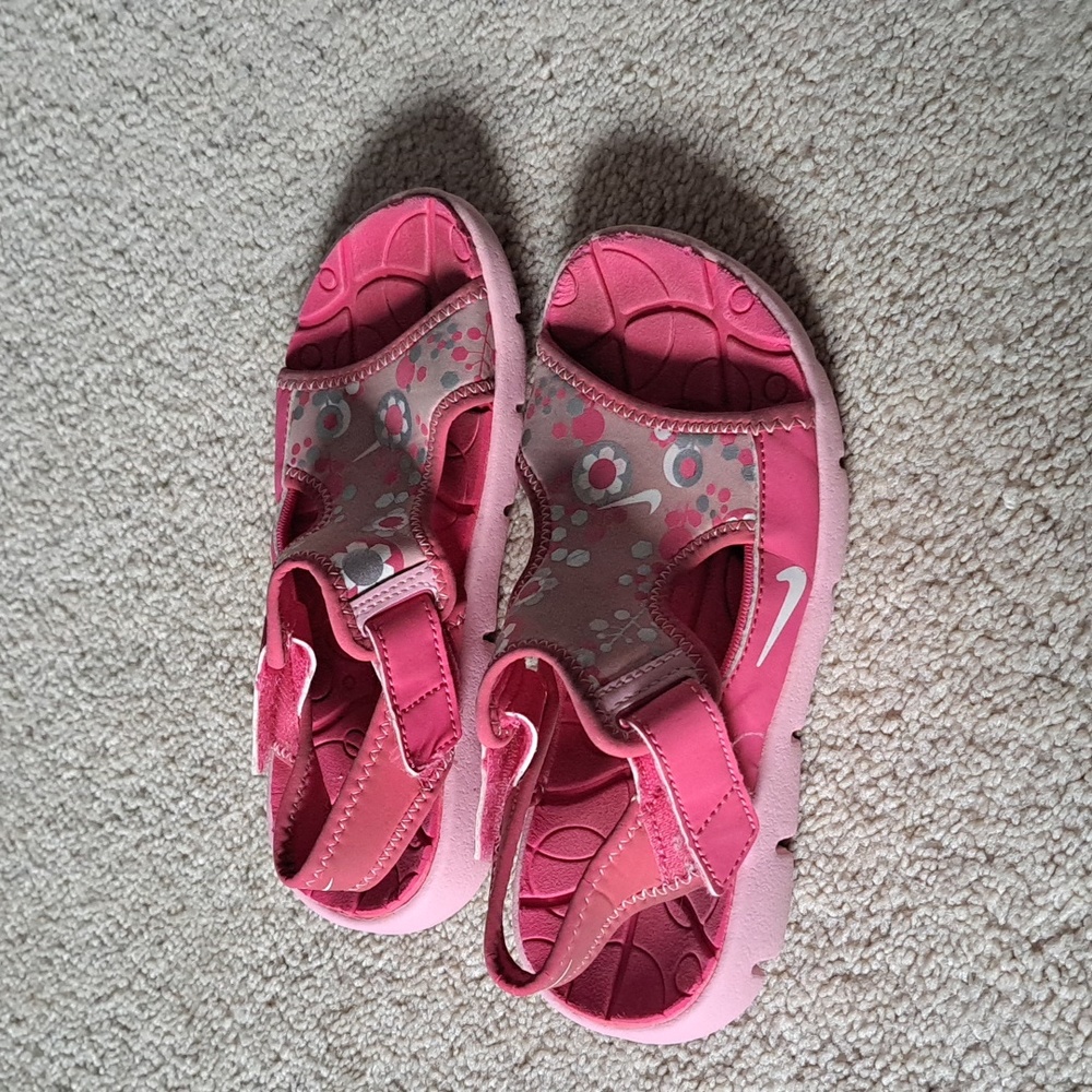 Nike Sandels